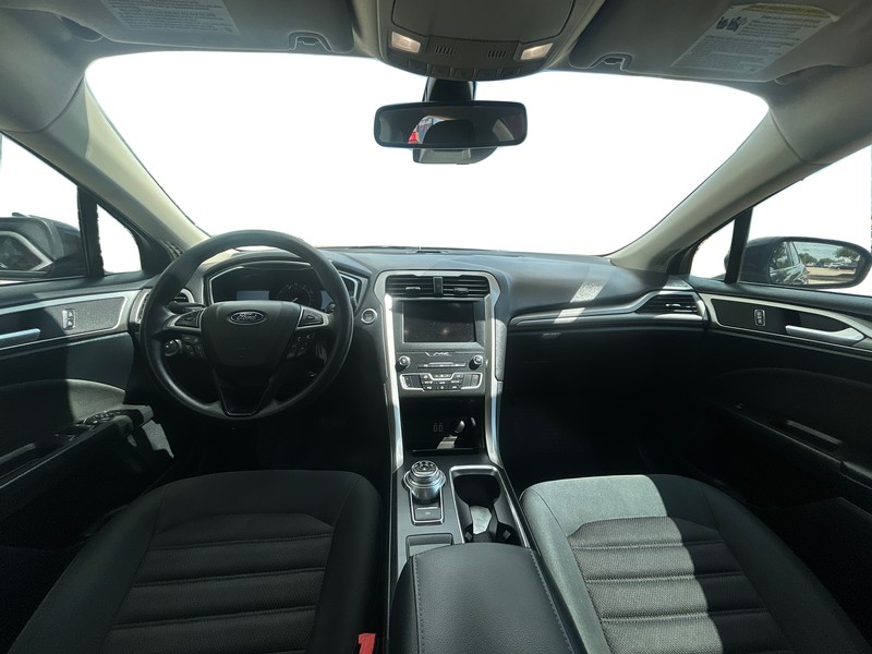 Ford Fusion Vehicle Full-screen Gallery Image 15