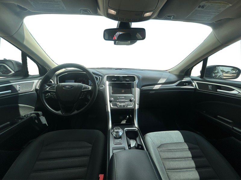 Ford Fusion Vehicle Full-screen Gallery Image 16