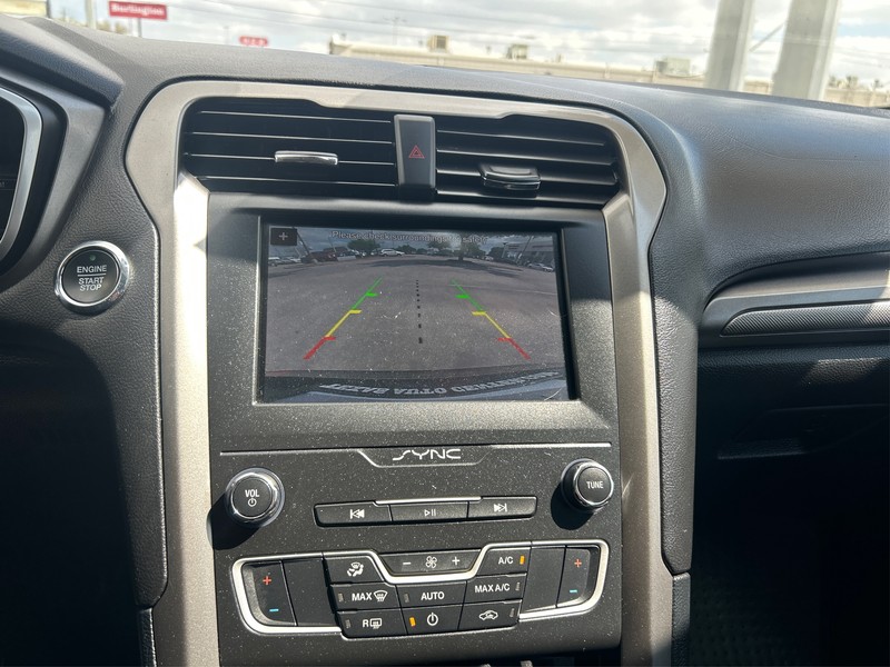 Ford Fusion Vehicle Full-screen Gallery Image 17