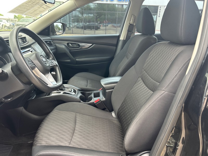 Nissan Rogue Vehicle Full-screen Gallery Image 9