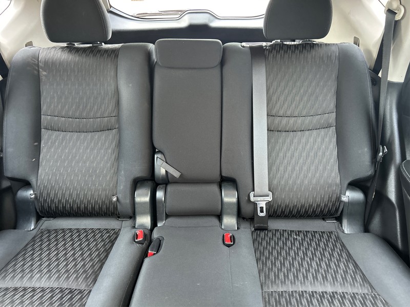 Nissan Rogue Vehicle Full-screen Gallery Image 13