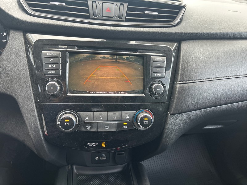 Nissan Rogue Vehicle Full-screen Gallery Image 17