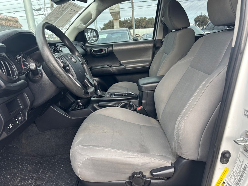 Toyota Tacoma Vehicle Full-screen Gallery Image 8