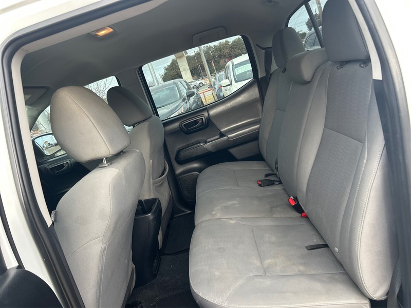 Toyota Tacoma Vehicle Full-screen Gallery Image 9