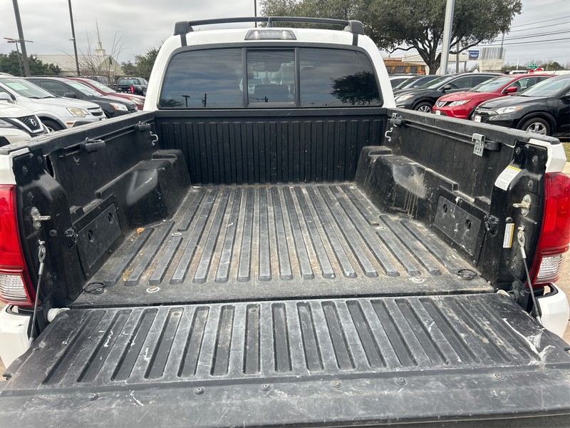 Toyota Tacoma Vehicle Full-screen Gallery Image 10