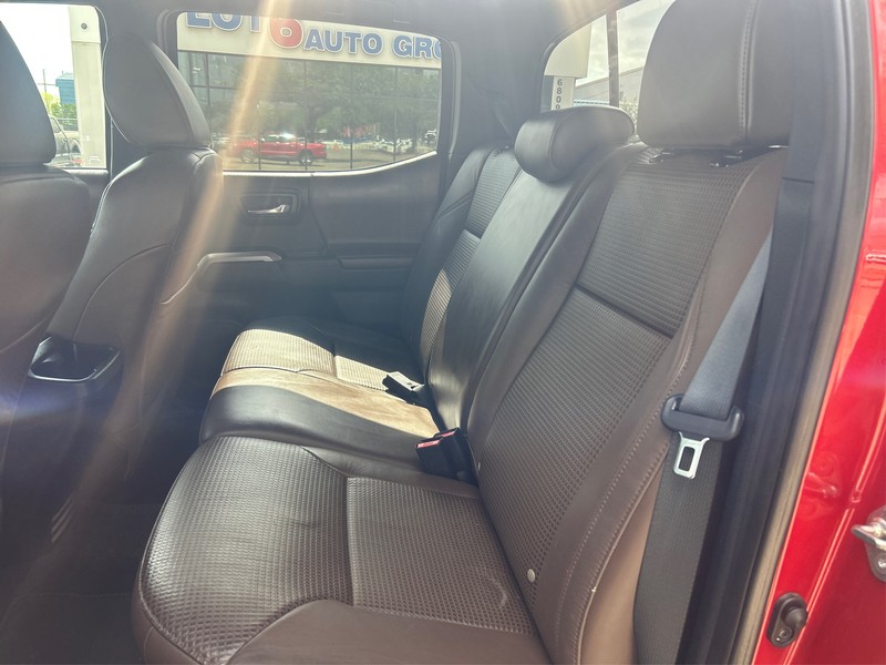 Toyota Tacoma Vehicle Full-screen Gallery Image 10