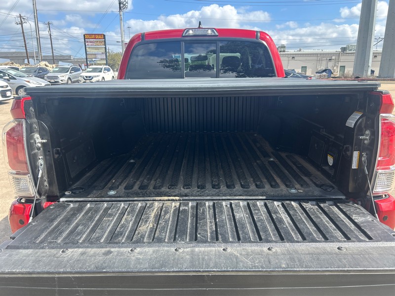 Toyota Tacoma Vehicle Full-screen Gallery Image 11