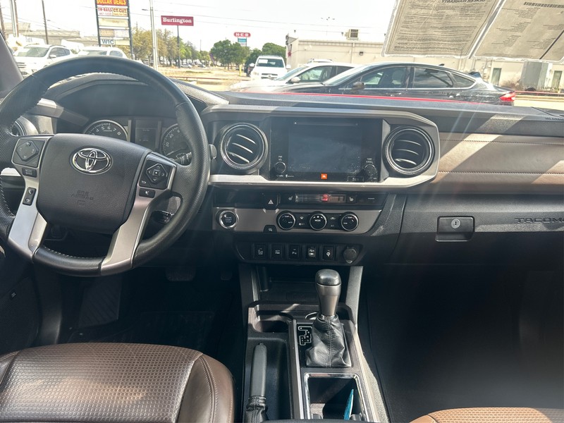 Toyota Tacoma Vehicle Full-screen Gallery Image 12