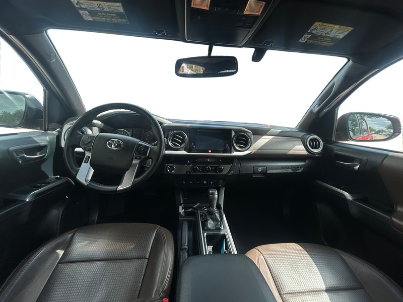 Toyota Tacoma Vehicle Full-screen Gallery Image 15