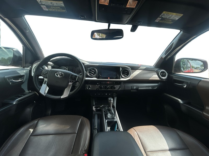 Toyota Tacoma Vehicle Full-screen Gallery Image 16