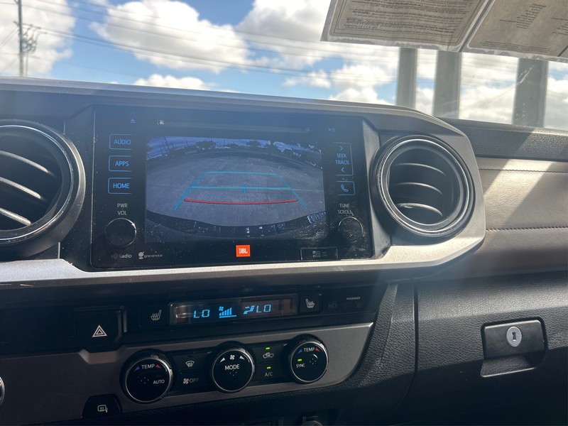 Toyota Tacoma Vehicle Full-screen Gallery Image 17