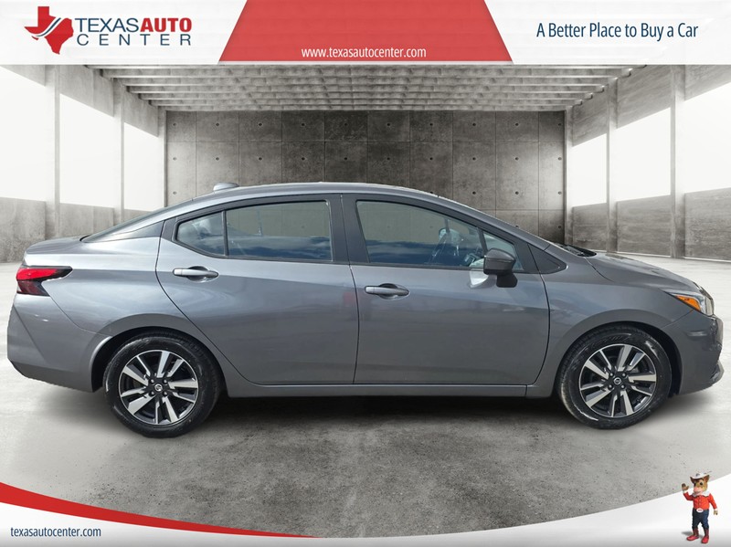 Nissan Versa Vehicle Full-screen Gallery Image 4