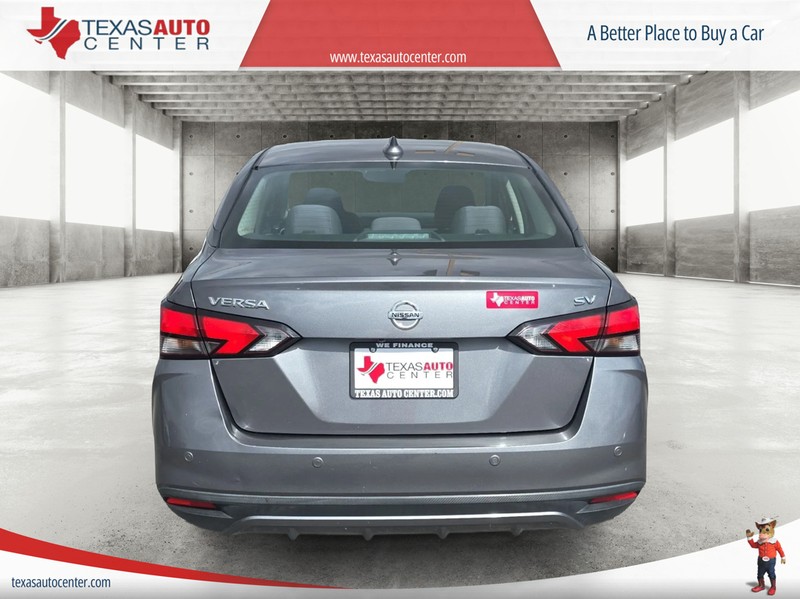 Nissan Versa Vehicle Full-screen Gallery Image 6