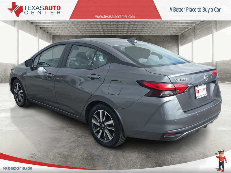 Nissan Versa Vehicle Full-screen Gallery Image 8