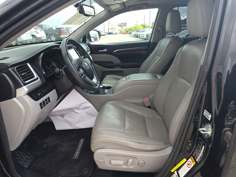 Toyota Highlander Vehicle Full-screen Gallery Image 9