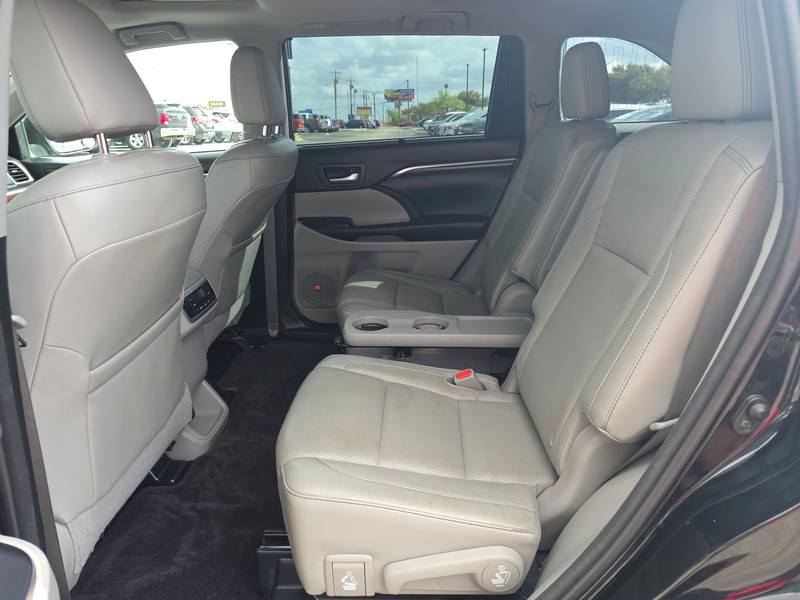 Toyota Highlander Vehicle Full-screen Gallery Image 10