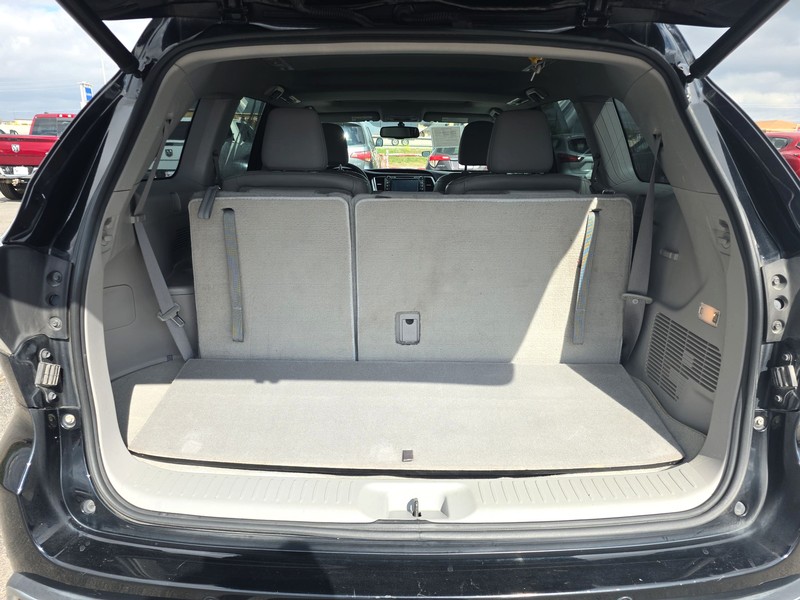 Toyota Highlander Vehicle Full-screen Gallery Image 11