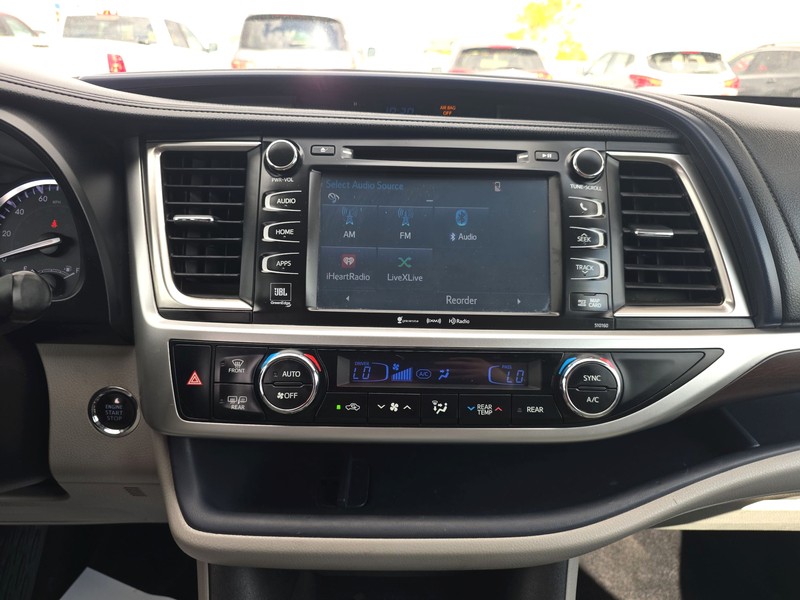 Toyota Highlander Vehicle Full-screen Gallery Image 12