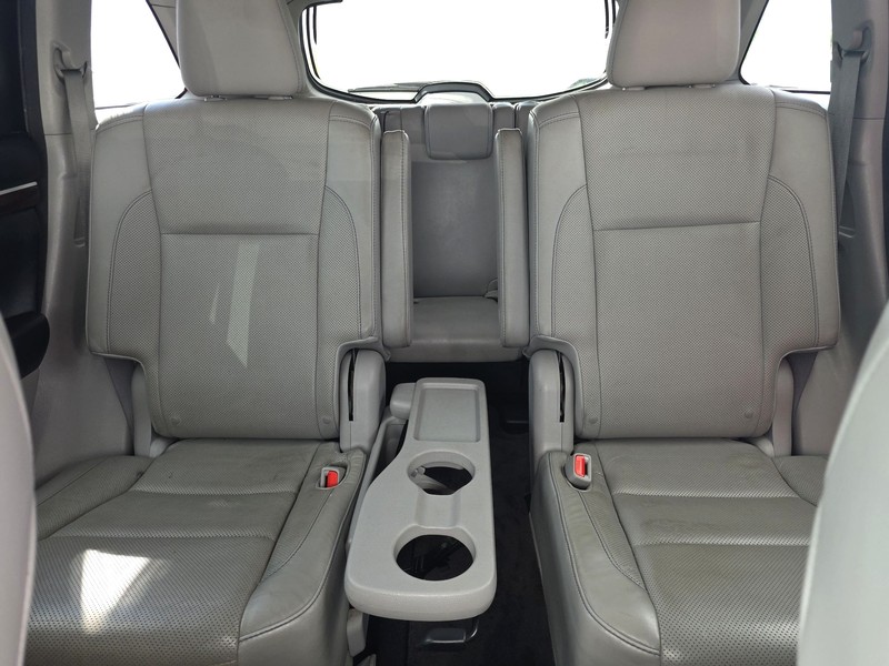 Toyota Highlander Vehicle Full-screen Gallery Image 13