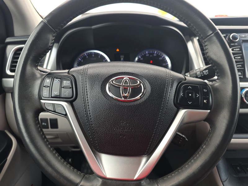 Toyota Highlander Vehicle Full-screen Gallery Image 14