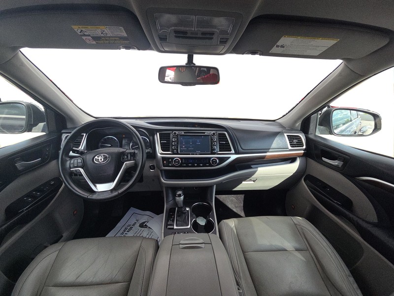 Toyota Highlander Vehicle Full-screen Gallery Image 15