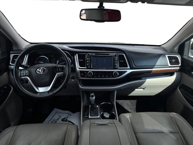 Toyota Highlander Vehicle Full-screen Gallery Image 16