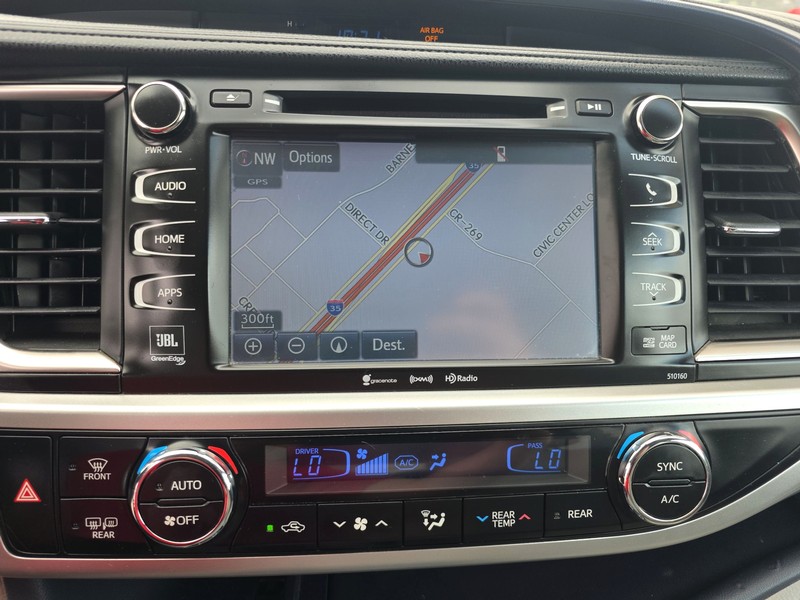 Toyota Highlander Vehicle Full-screen Gallery Image 17