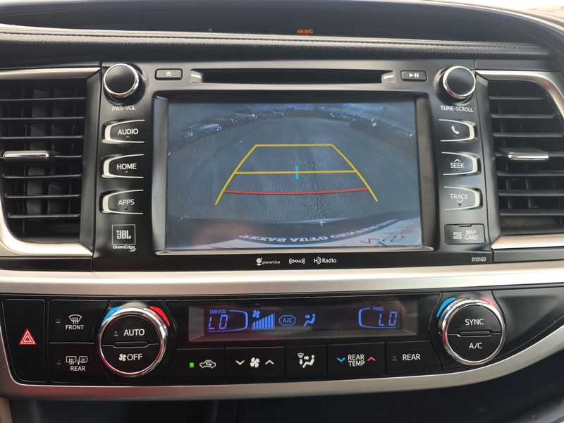 Toyota Highlander Vehicle Full-screen Gallery Image 18