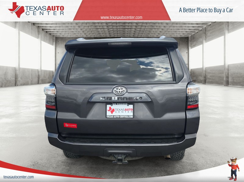 Toyota 4Runner Vehicle Full-screen Gallery Image 6