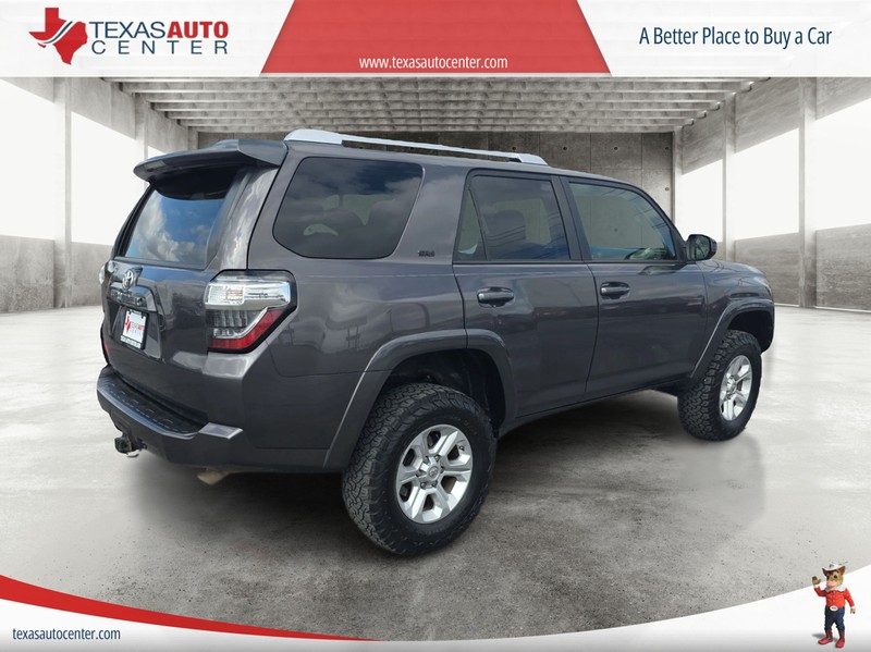 Toyota 4Runner Vehicle Full-screen Gallery Image 7