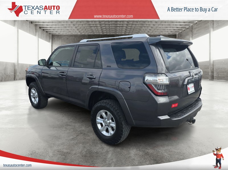 Toyota 4Runner Vehicle Full-screen Gallery Image 8