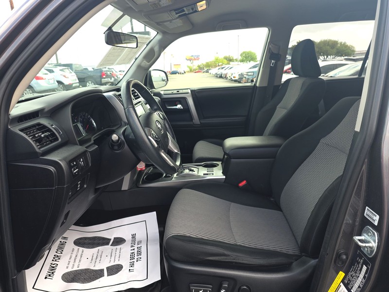 Toyota 4Runner Vehicle Full-screen Gallery Image 9