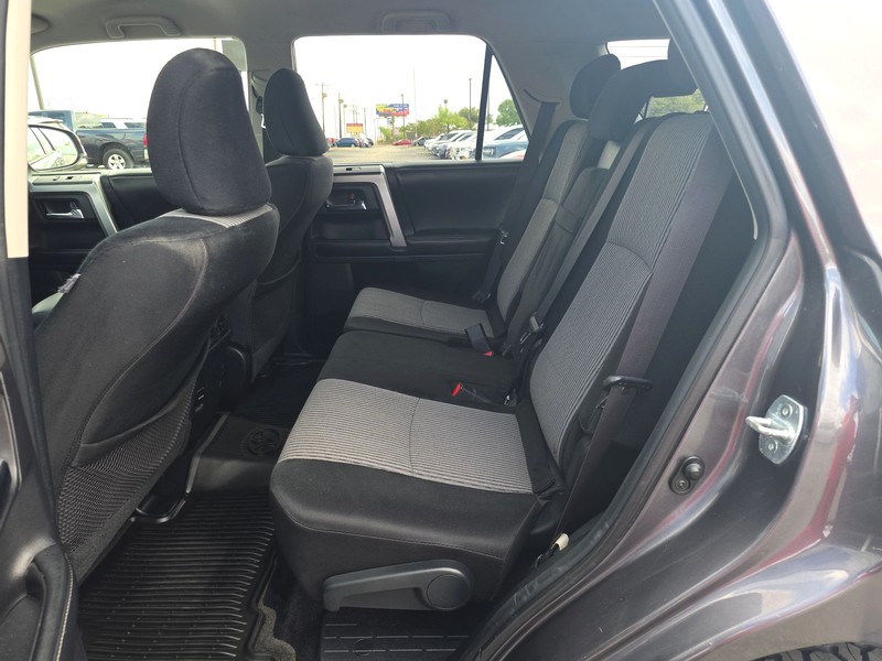 Toyota 4Runner Vehicle Full-screen Gallery Image 10