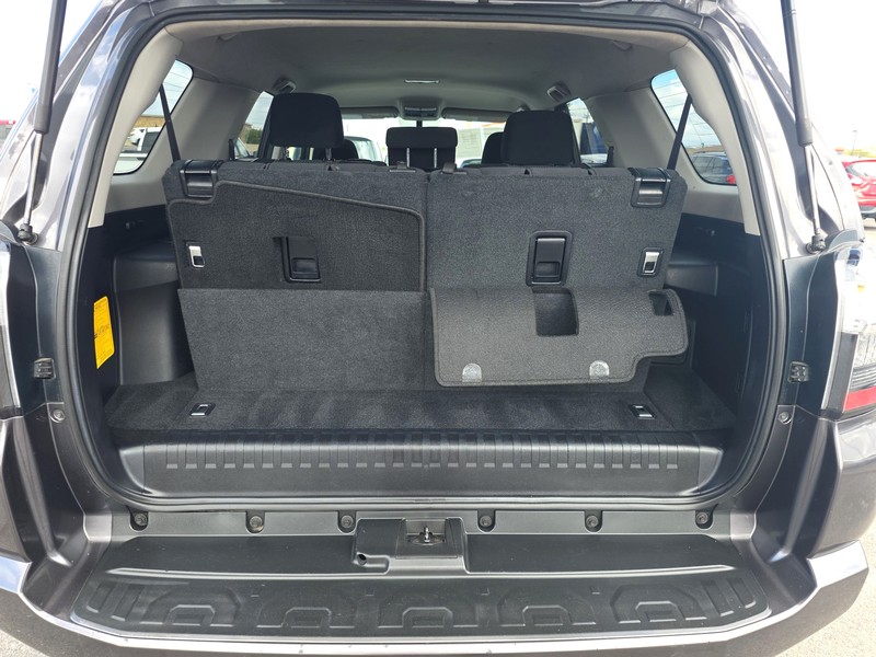 Toyota 4Runner Vehicle Full-screen Gallery Image 11