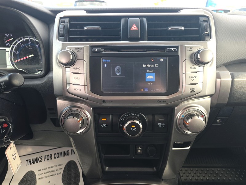 Toyota 4Runner Vehicle Full-screen Gallery Image 12