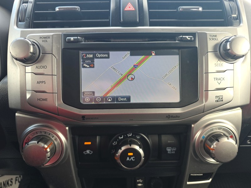 Toyota 4Runner Vehicle Full-screen Gallery Image 17