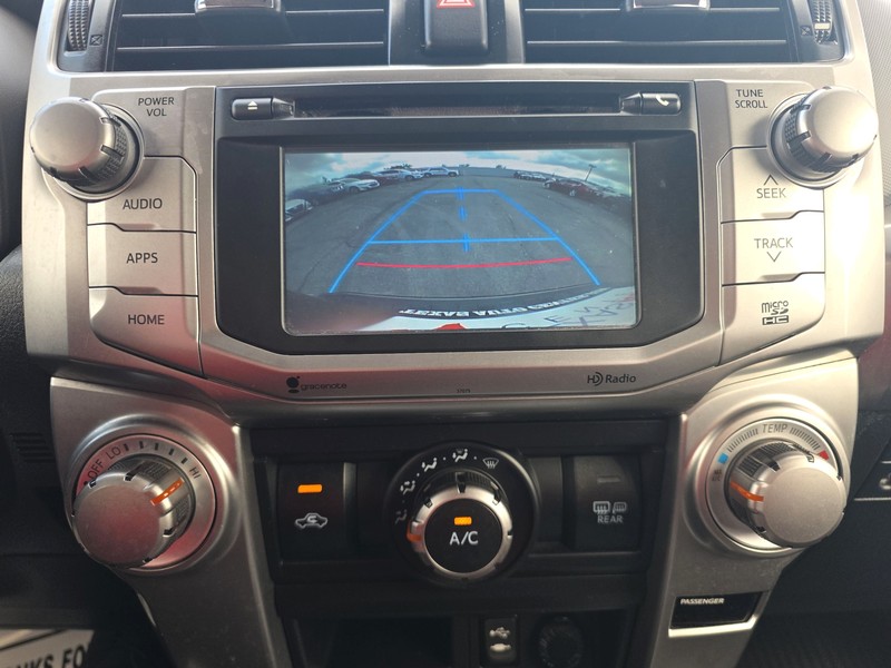 Toyota 4Runner Vehicle Full-screen Gallery Image 18