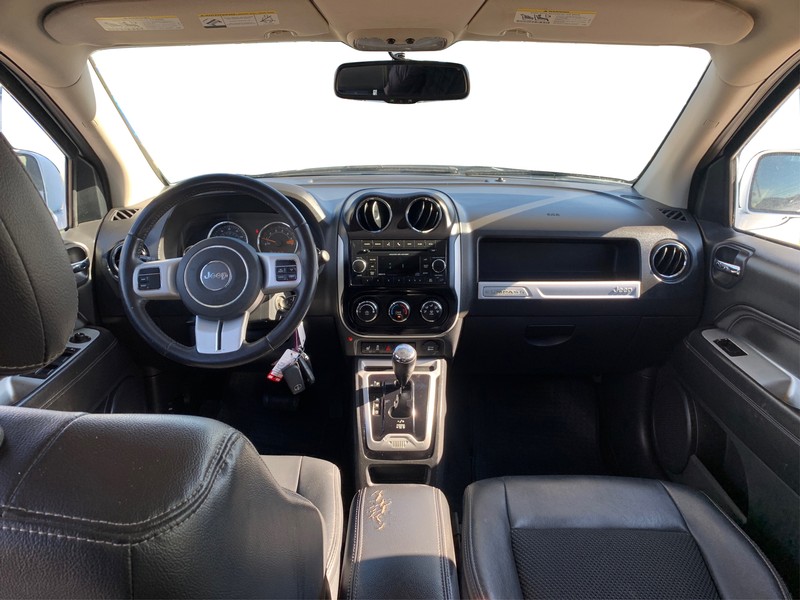 Jeep Compass Vehicle Full-screen Gallery Image 12