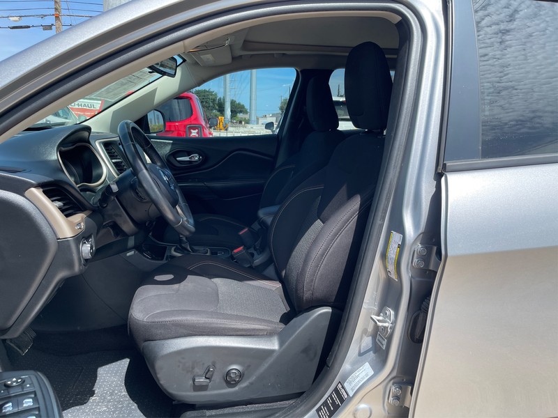 Jeep Cherokee Vehicle Full-screen Gallery Image 7