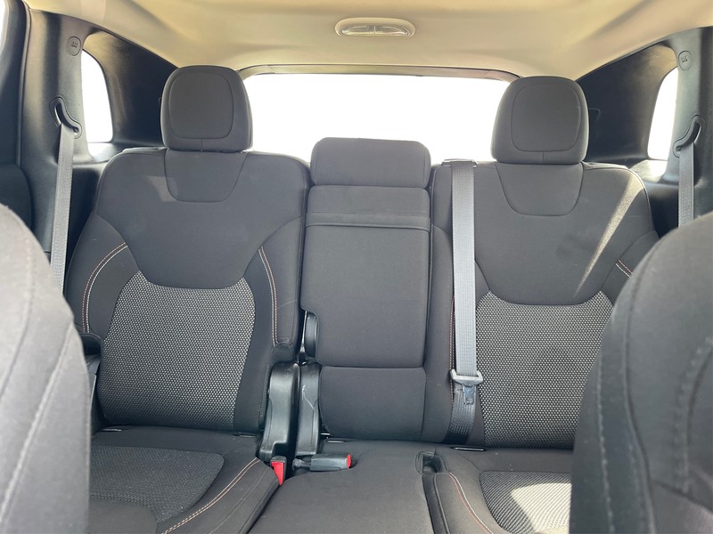 Jeep Cherokee Vehicle Full-screen Gallery Image 11