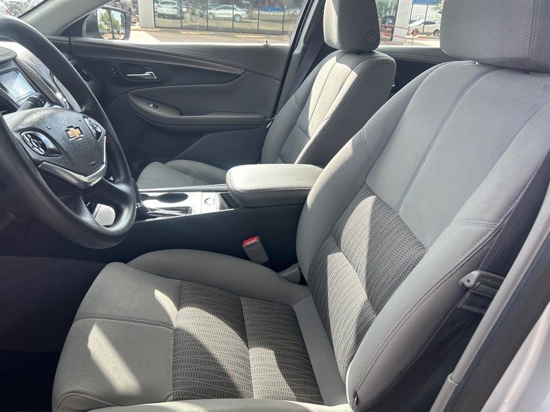 Chevrolet Impala Vehicle Full-screen Gallery Image 9