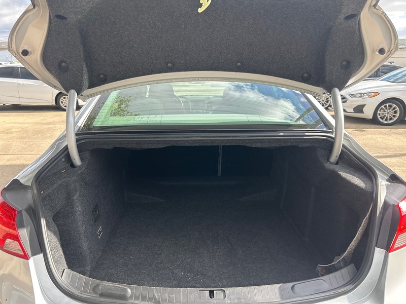 Chevrolet Impala Vehicle Full-screen Gallery Image 11