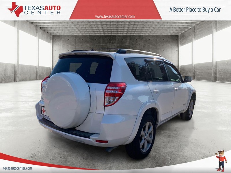 Toyota RAV4 Vehicle Full-screen Gallery Image 7