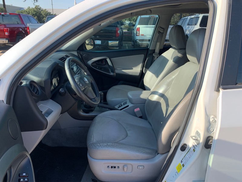 Toyota RAV4 Vehicle Full-screen Gallery Image 9