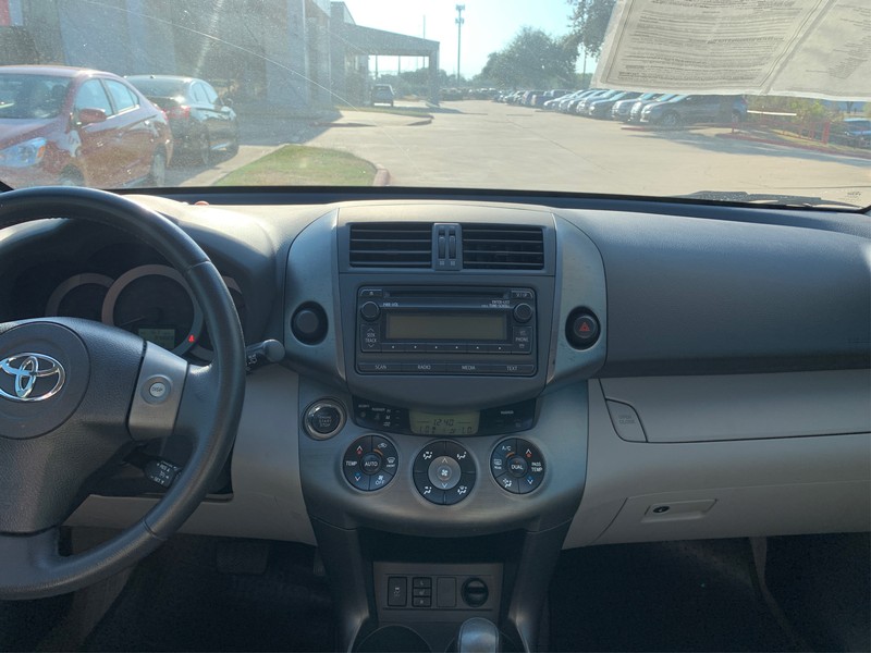 Toyota RAV4 Vehicle Full-screen Gallery Image 11