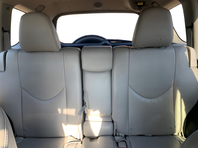 Toyota RAV4 Vehicle Full-screen Gallery Image 12