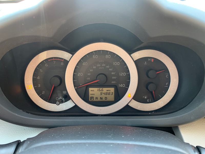 Toyota RAV4 Vehicle Full-screen Gallery Image 13