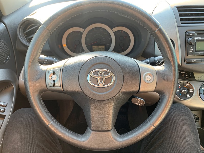 Toyota RAV4 Vehicle Full-screen Gallery Image 14