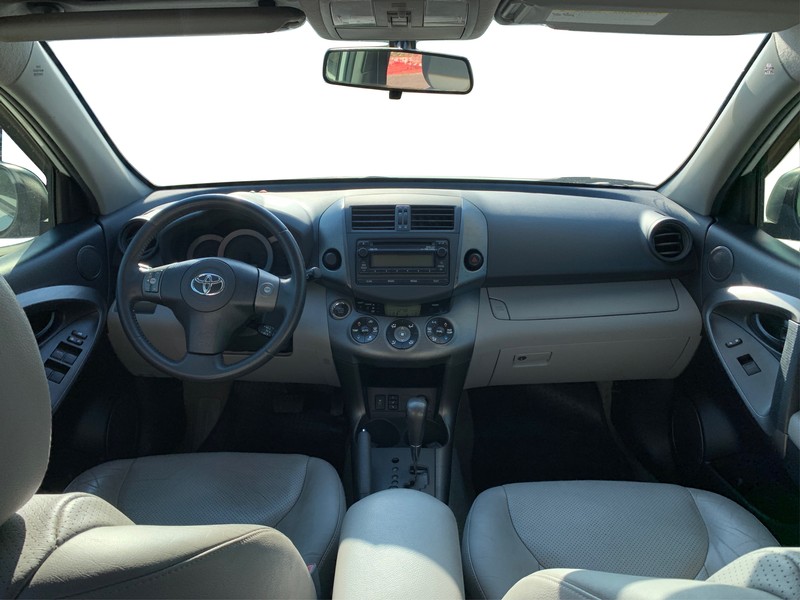 Toyota RAV4 Vehicle Full-screen Gallery Image 16