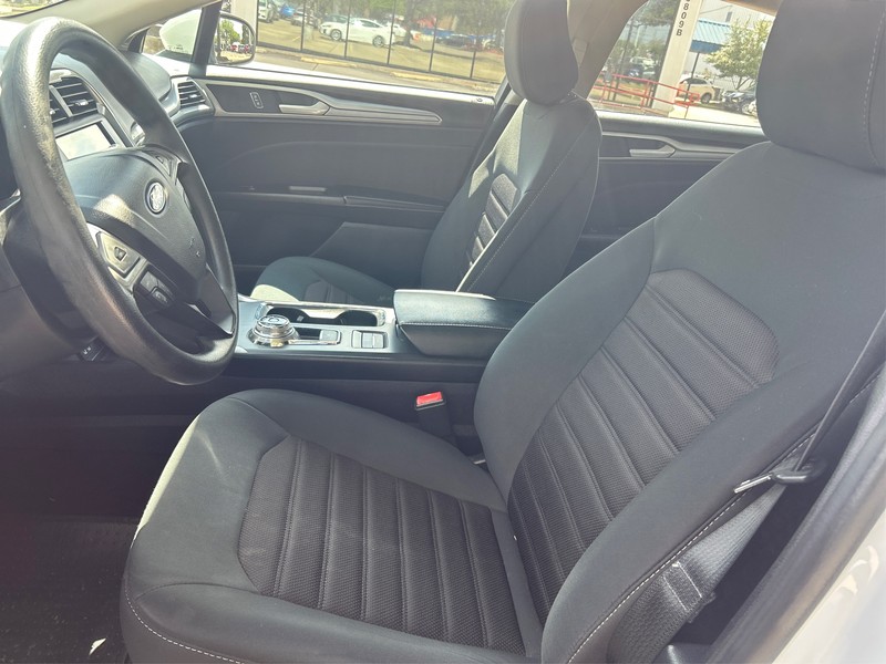 Ford Fusion Hybrid Vehicle Full-screen Gallery Image 9